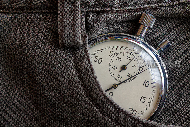 古董秒表，在棕色牛仔口袋，价值衡量时间，旧时钟箭头分，秒精确计时器记录