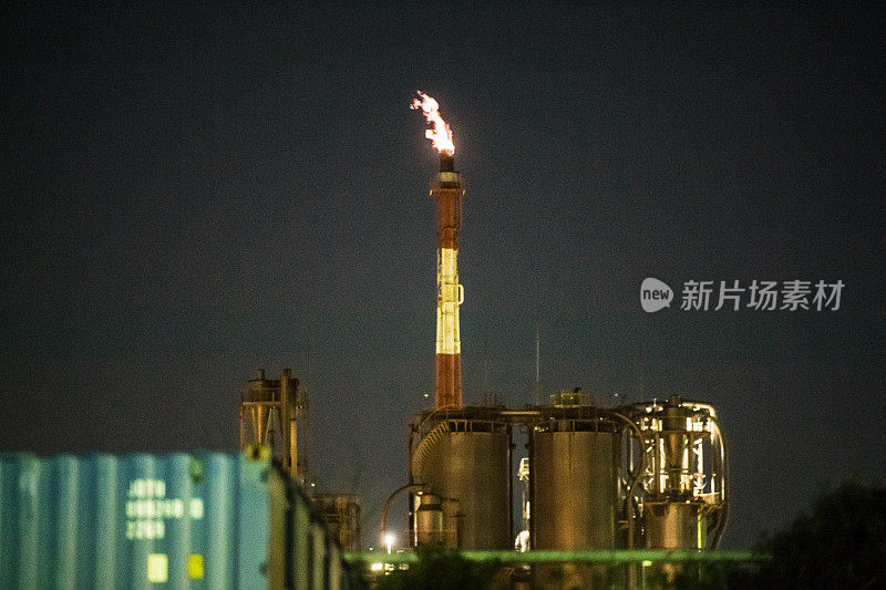 晚上是工业区。建筑物就像生物一样在夜晚呼吸。