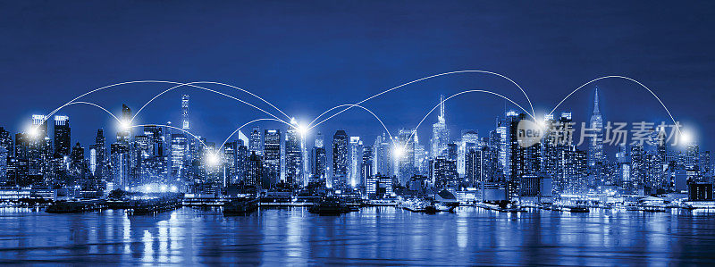 网络和连接技术概念的天际线晚上的纽约，摩天大楼，市中心，美国