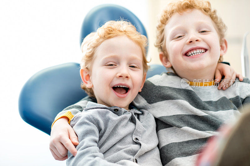 一个微笑的男孩在牙科诊所的肖像