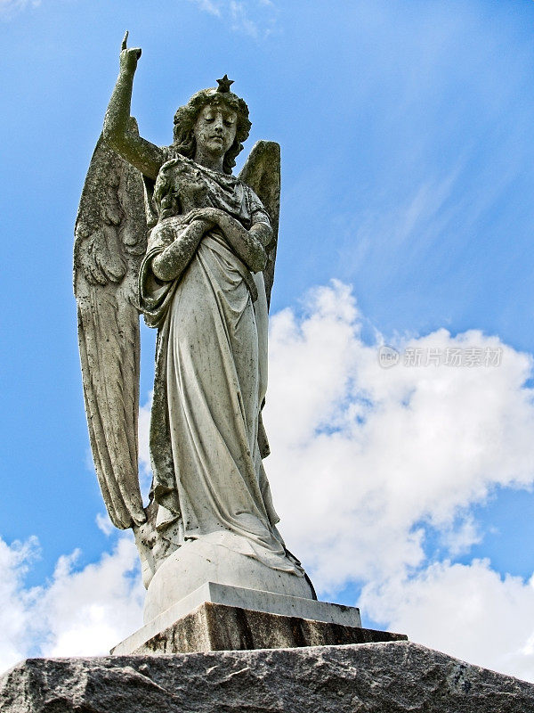 古墓上的天使和女人