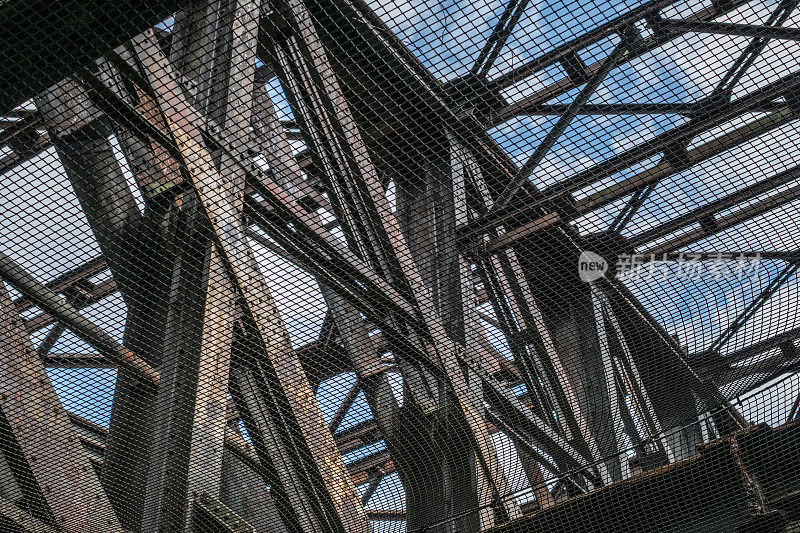 生锈的旧钢桥结构-生锈的钢梁