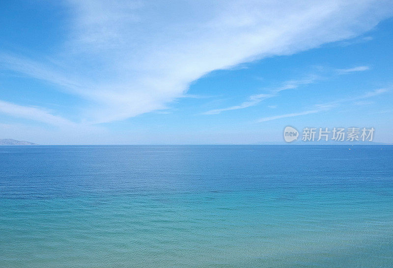 水面上的地平线和空旷的海景