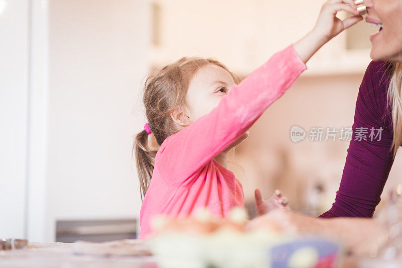 妈妈和女儿一起做饼干