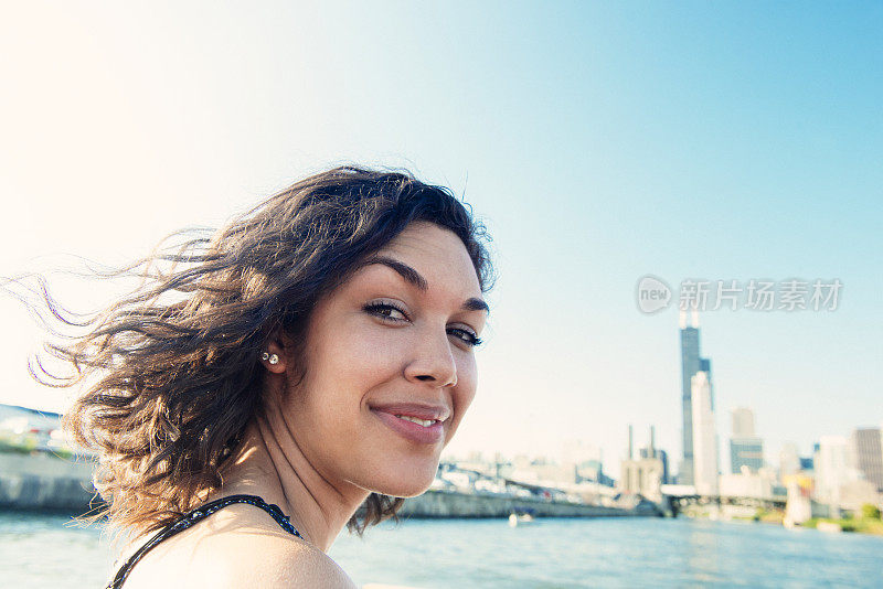 微笑的千禧西班牙裔妇女，芝加哥天际享受之旅
