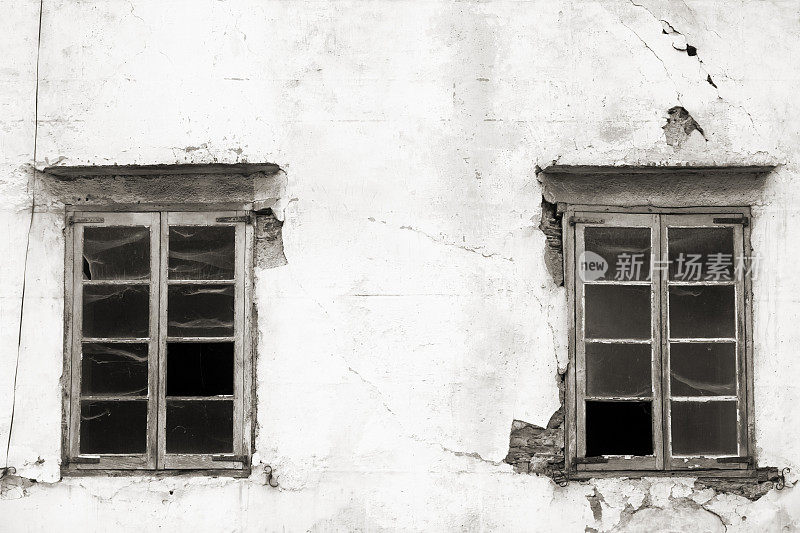 传统的石头房子里，黑色和白色的旧窗户紧闭着。