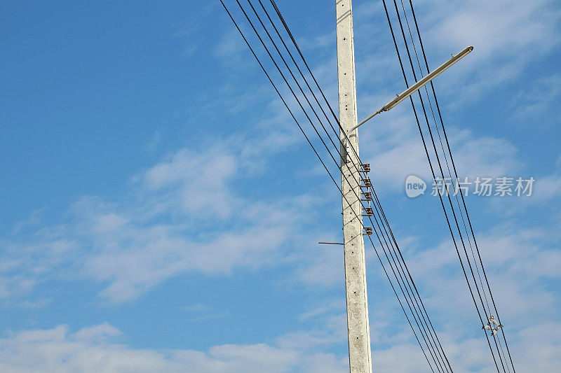 电线杆和电线与美丽的蓝天背景。
