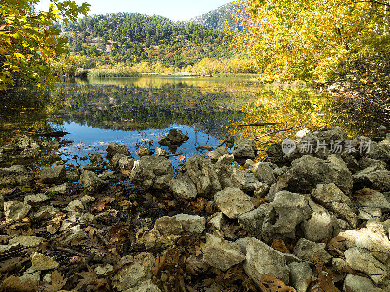 土耳其伊斯帕塔附近科瓦达湖的秋季景观