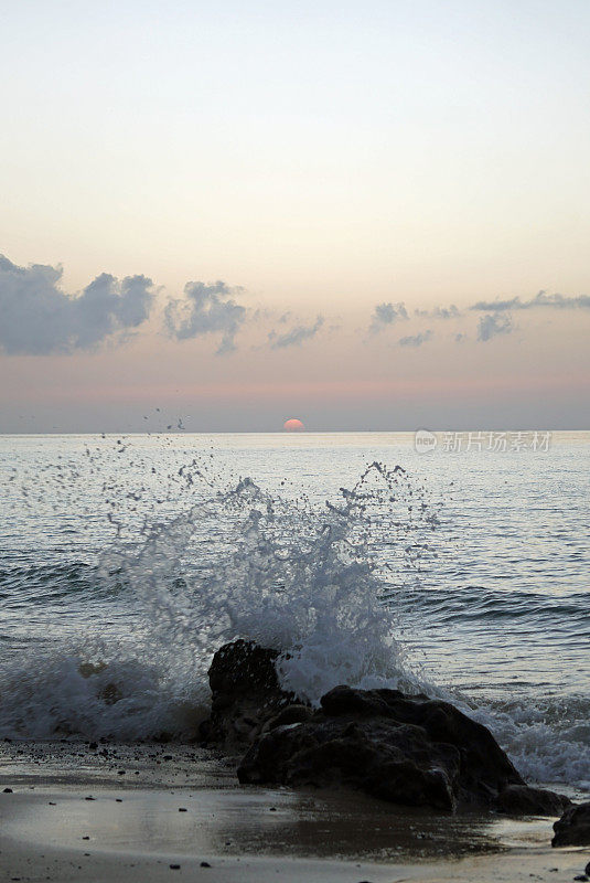 神奇的海洋。大西洋。早....日出在地平线上。新的一天的伟大时刻。冲浪浪水滩
