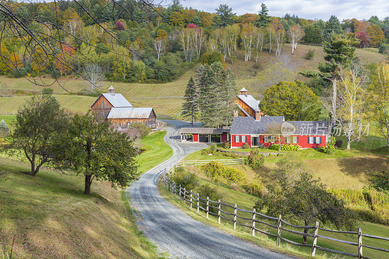 美国佛蒙特州伍德斯托克的秋季新英格兰农场