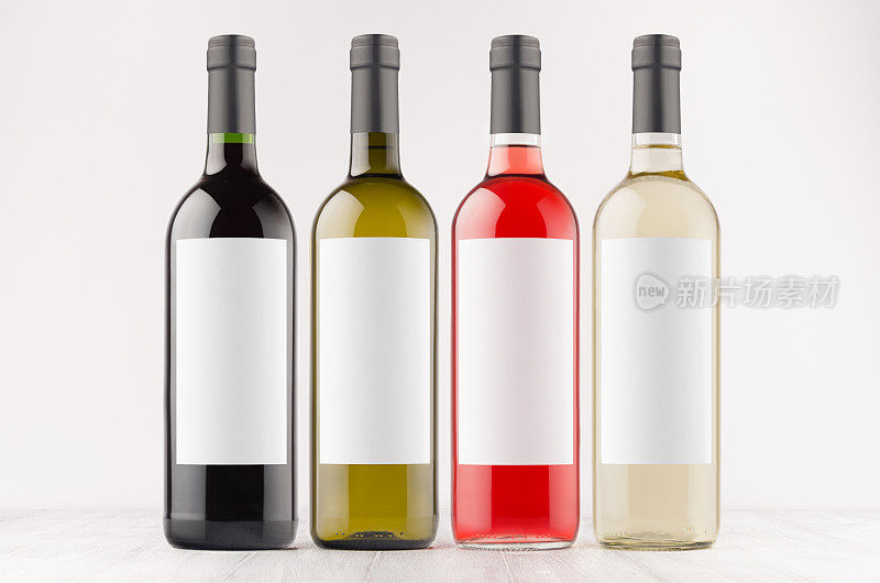 酒瓶收集不同的颜色与白色空白标签在白色木板，模拟。