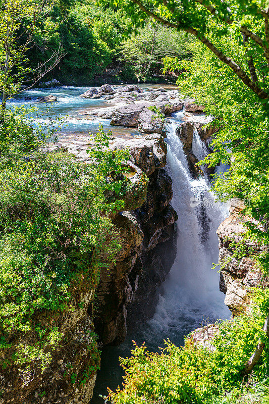 佐治亚州的Martvili峡谷。美丽的自然峡谷与山河的景色