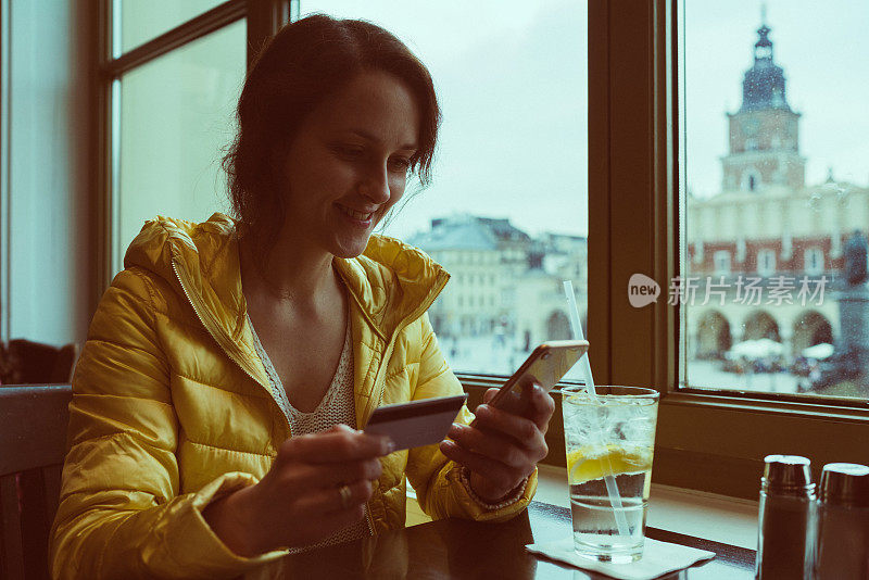 欧洲女人用信用卡在网上购物