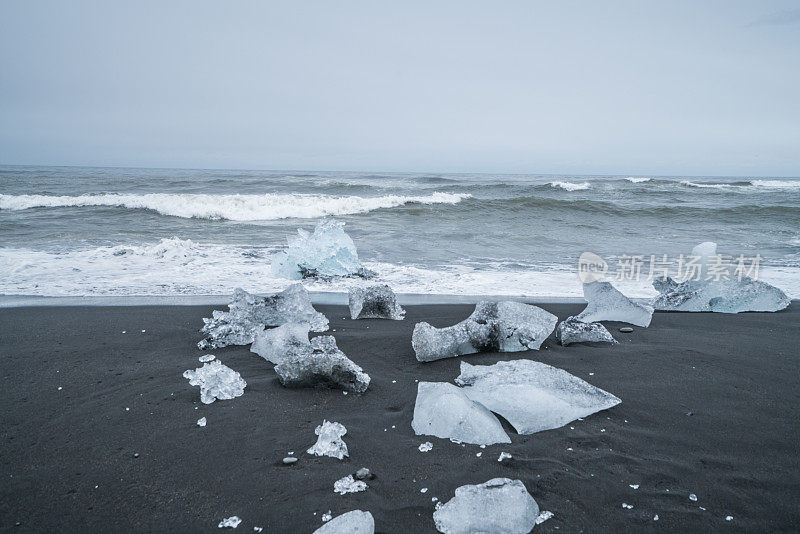 著名的黑沙滩，冰岛Jokulsarlon的钻石海滩