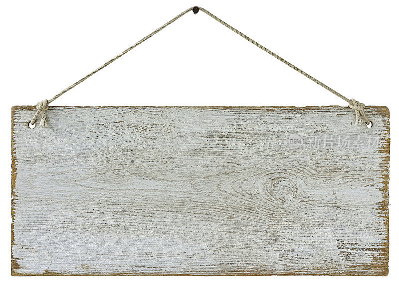 旧的风化磨损的白色木牌标牌面板，用旧绳子挂在生锈的钉子上，孤立在白色，夹径包括。