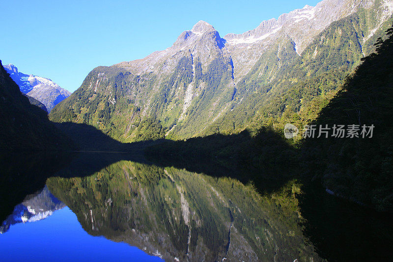 雄伟的疑声峡湾，山脉水反射在日落，田园诗般的峡湾景观，南新西兰全景