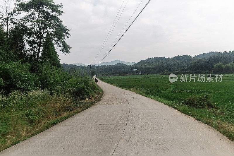 阳光灿烂的日子里的混凝土乡村公路