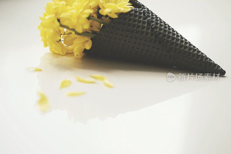 从冰淇淋角上的黄色花束中剪下来