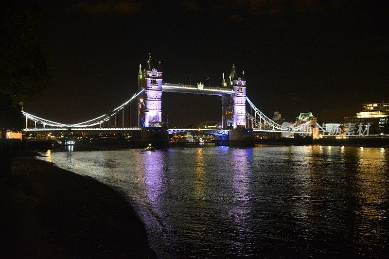 伦敦塔桥和泰晤士河的夜晚，英国
