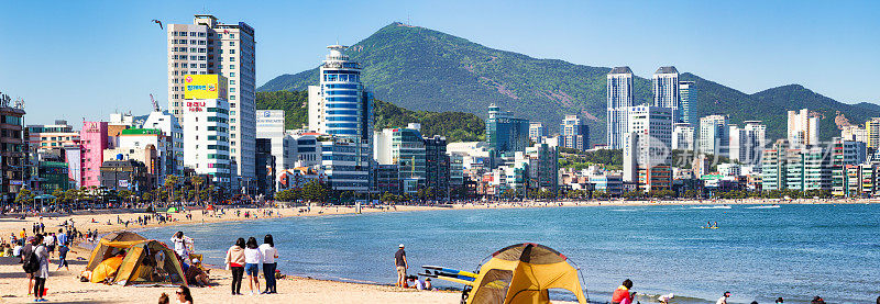 日本釜山海光加利海滩全景以现代城市为背景