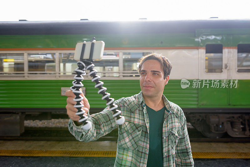 伊朗游客在泰国曼谷华兰蓬火车站用镜头光斑拍摄视频