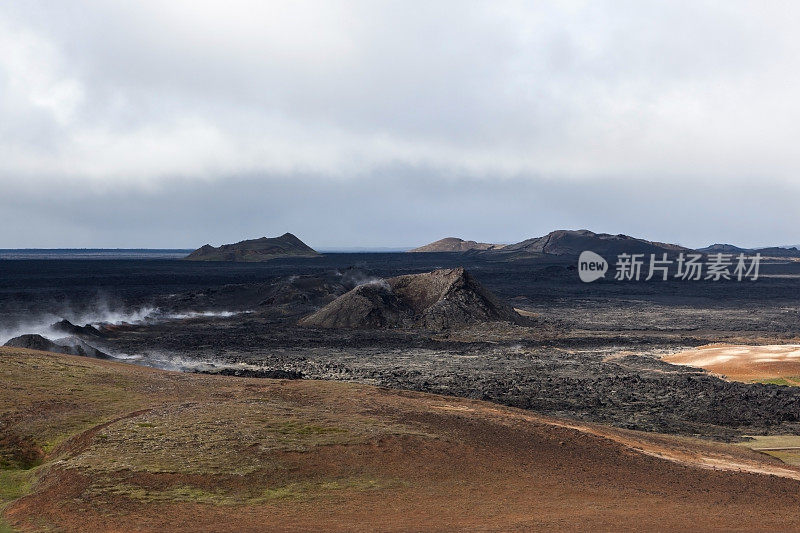 克拉夫拉火山口的黑烟末日景象。熔岩沙漠-在冰岛北部Myvatn附近仍然活跃的火山地区。