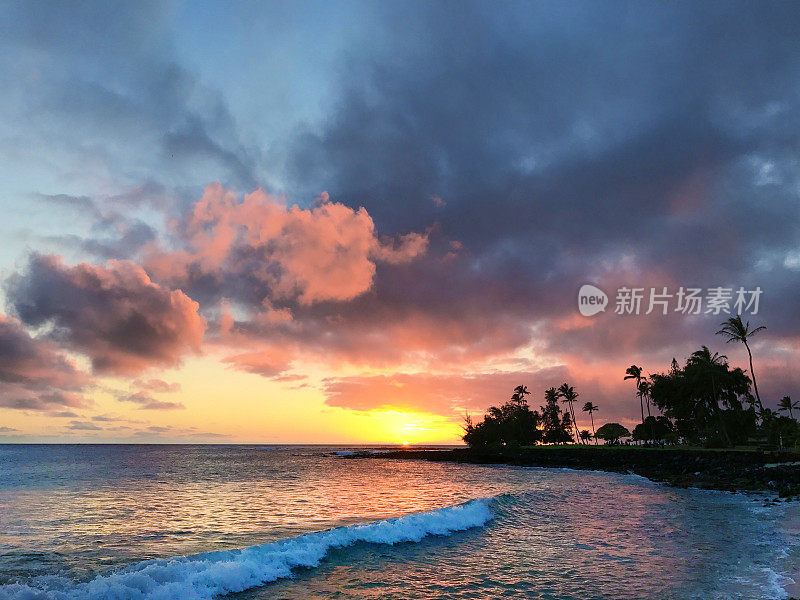 考艾岛波伊普海滩上的夏威夷日落