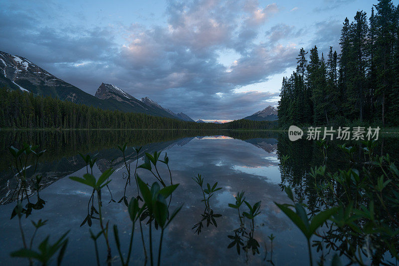 加拿大黄昏时的山湖景观