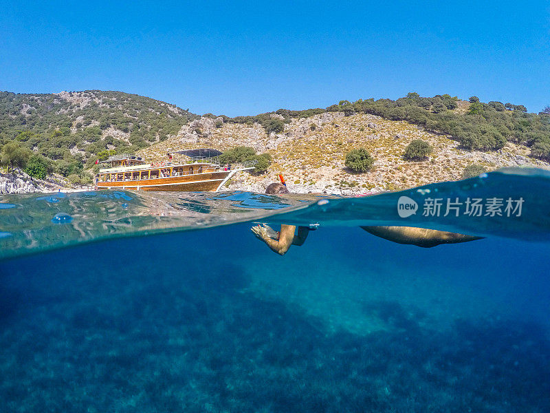 Göbün湾在Göcek。漂浮在海底的女士。