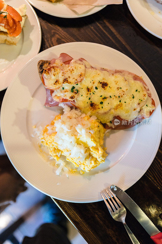 在泰国清迈的餐厅，炒蛋与切片法棍面包浇上培根和奶酪。