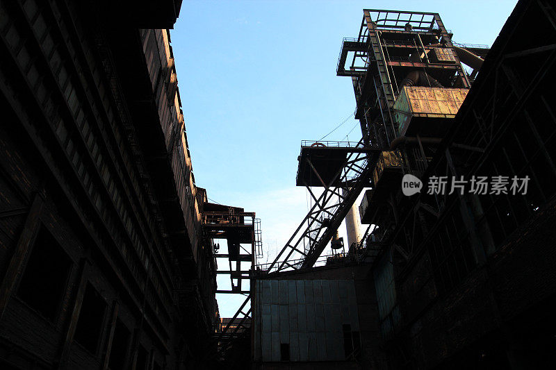废弃冶金厂锈迹斑斑的结构