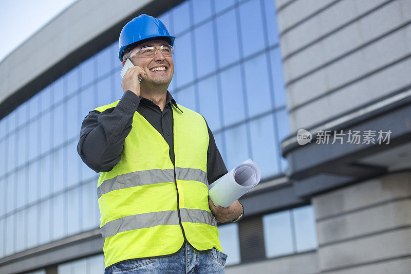 建筑师在用手机聊天