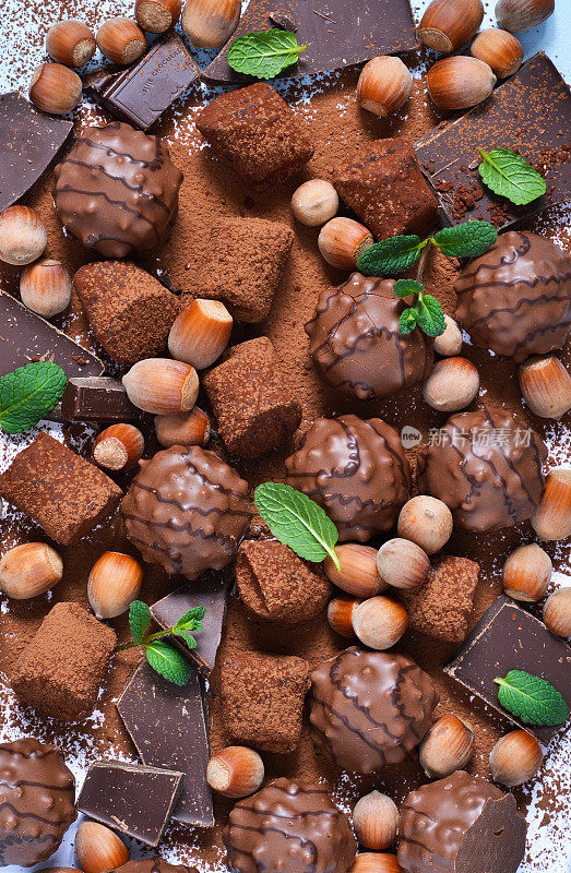 巧克力松露配果仁，松露，巧克力，可可。巧克力的照片背景。