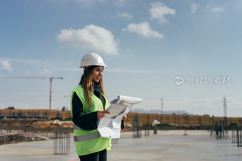 年轻女性在建筑工地当工程师