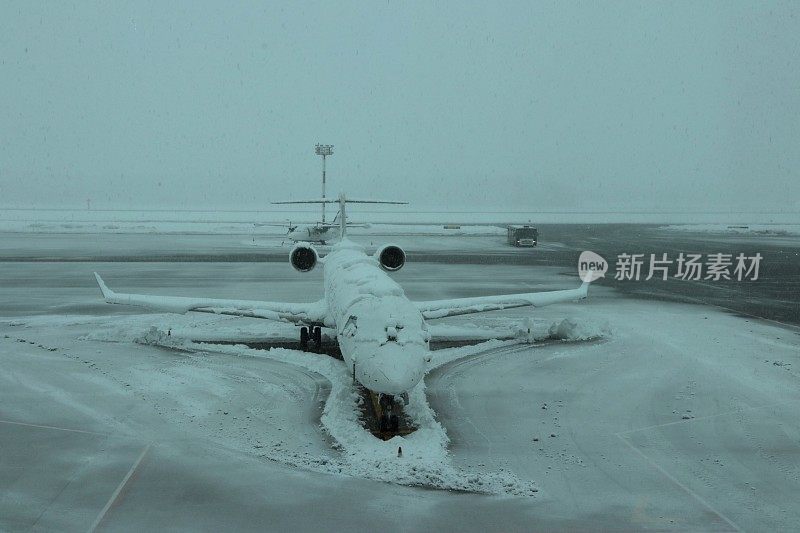 雪下的飞机