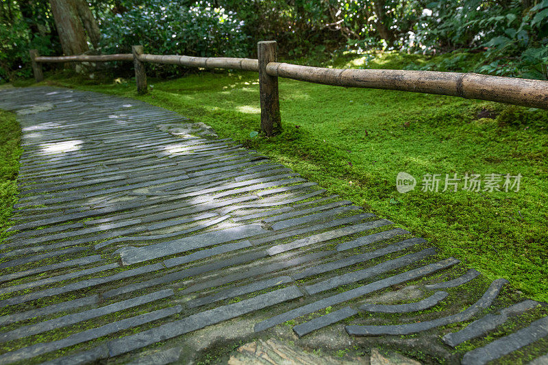 弯曲的石头小径，日式花园