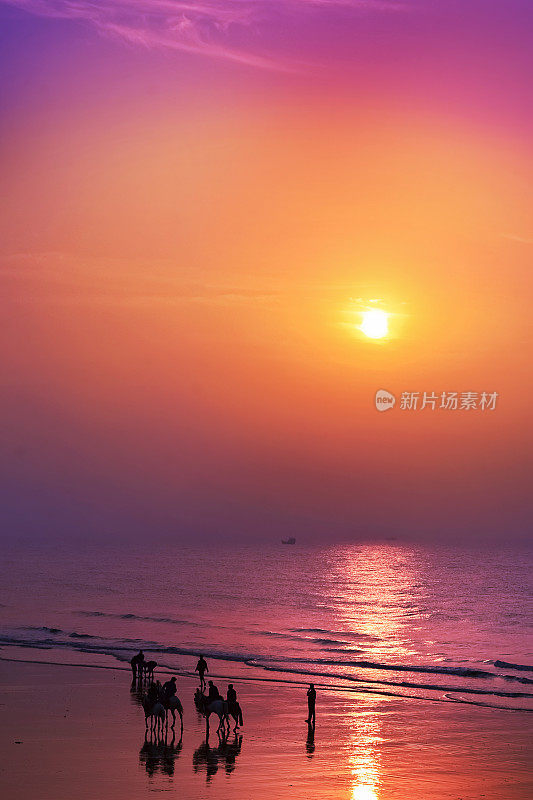 在印度东部的海滩上，五颜六色的日出。