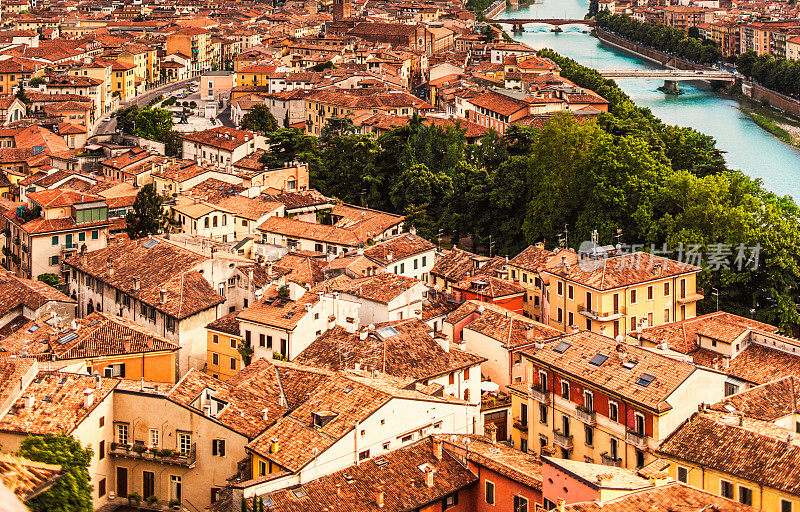 鸟瞰维罗纳，意大利，威尼托地区。美丽的阳光全景图与空间的文本。旅游的概念