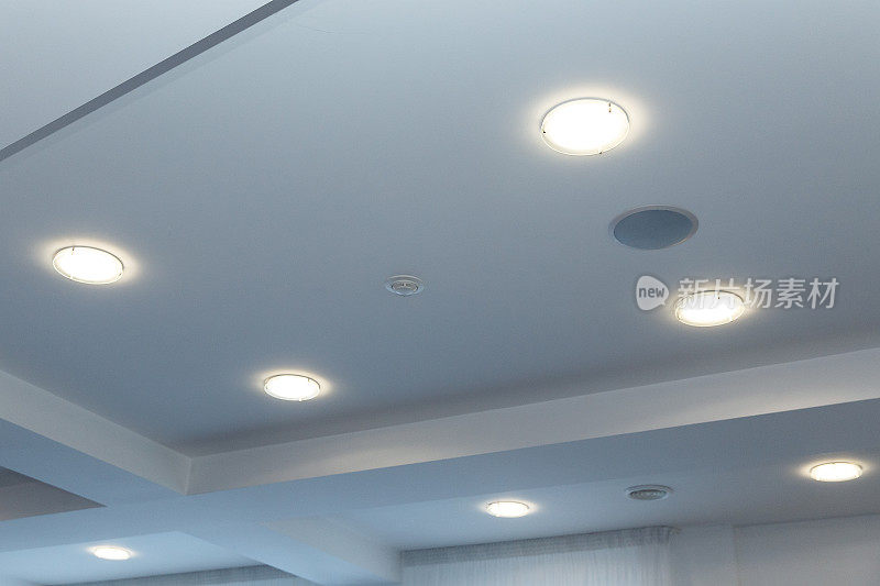 现代分层天花板与嵌入式灯和拉伸天花板镶嵌，灯