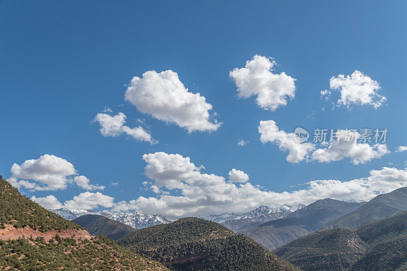 摩洛哥阿特拉斯山脉上的云朵
