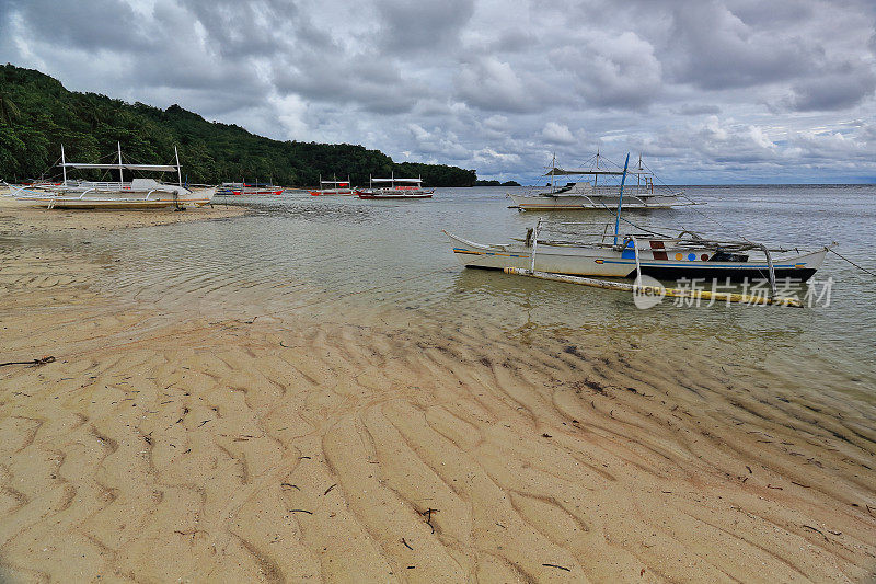 巴郎盖或邦加船搁浅在海滩上。蓬Ballo-Sipalay-Philippines。0328
