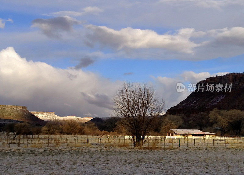 蓬松的积云和新的雪在维珍河谷在洛克维尔犹他州拂晓