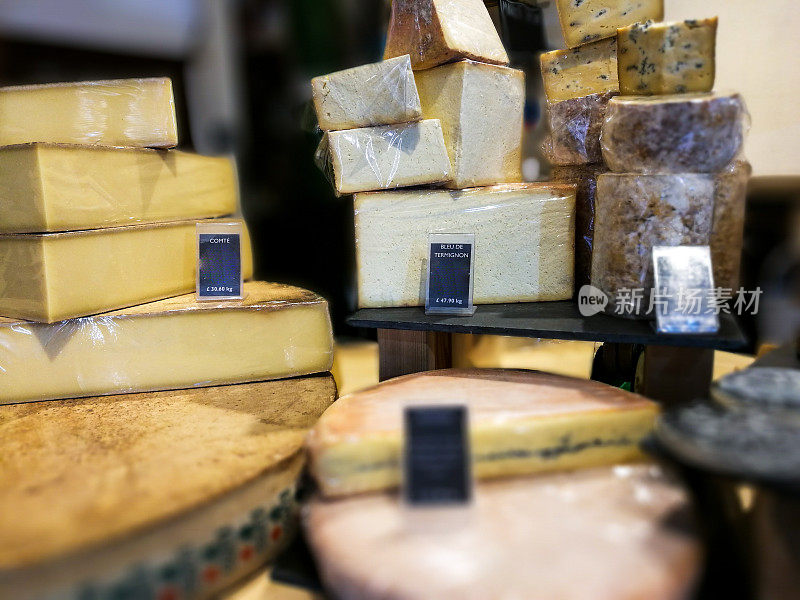 食品市场上陈列着大量不同种类的奶酪