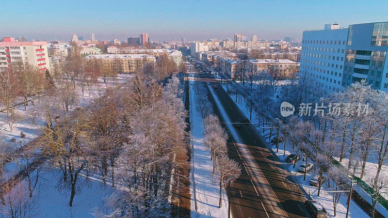 在晴朗寒冷的日子里，鸟瞰被雪覆盖的冬季城市全景。轨道摄影机运动。