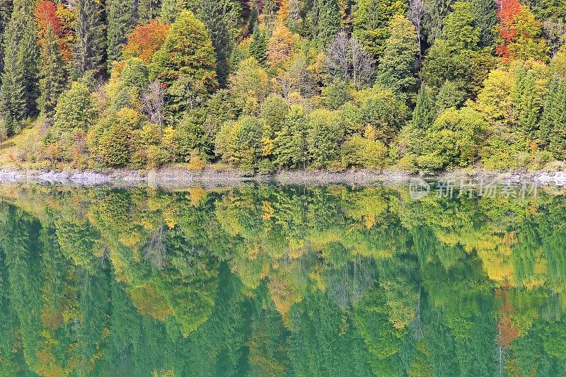 Königsee湖反射和高山景观秋天-巴伐利亚阿尔卑斯，德国