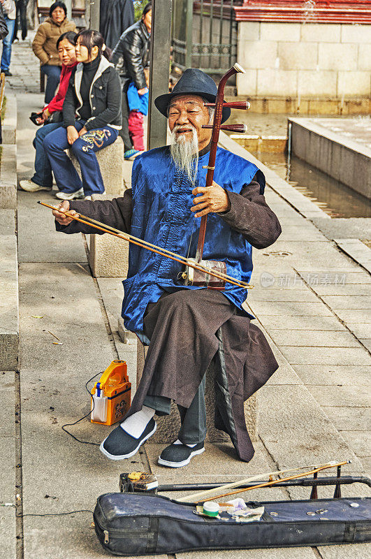 老华绅士与中国同里大胡子街头艺人