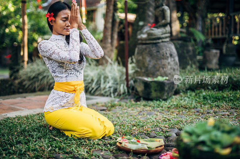 穿着印尼传统服装祈祷的妇女