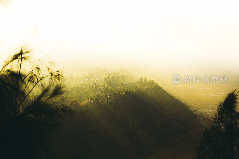 印尼爪哇岛美丽山村的日出风景