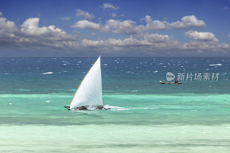 在蓝天白沙的海滩边的海上航行。