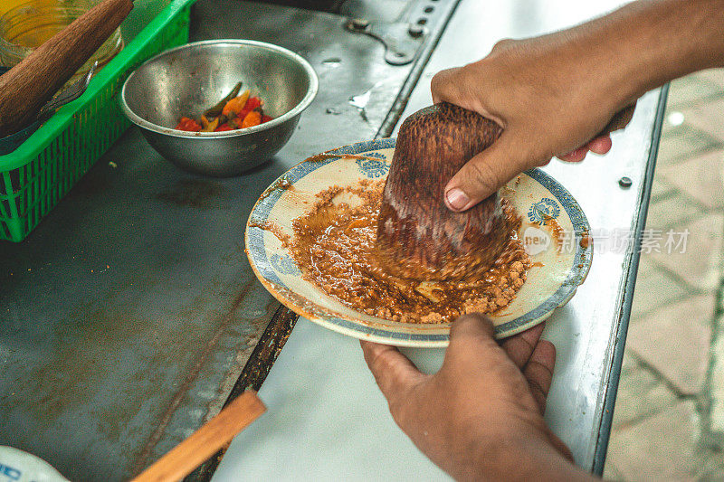 近距离手制作一个印尼传统食物酮托拉克